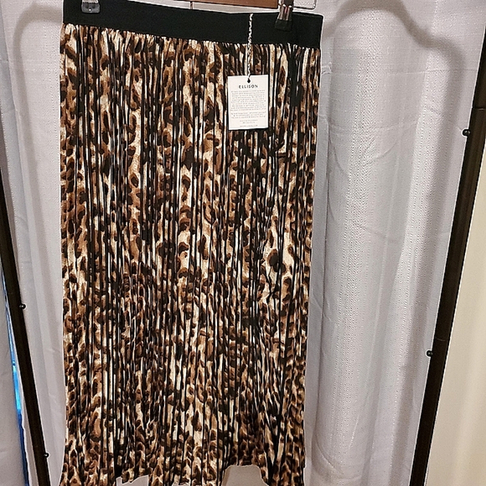 Ellison Brand Long pleated midi leopard skirt New with tags. Size M